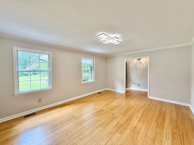 Building Photo - **OFFERING RENT PROMOTION FOR FIRST 6 MONT...
