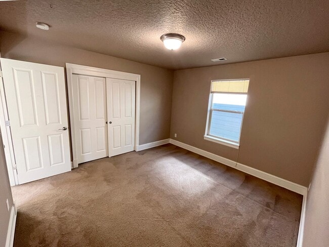 Building Photo - Stunning Corner Home in King City with Washer/Dryer Included, Private Courtyard!