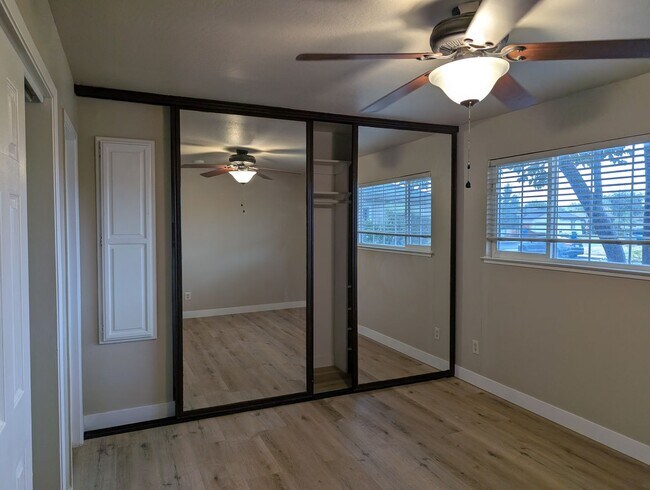 Building Photo - Nice 3 bedroom 2 bathroom Clovis home with modern updates, a nice floor plan and solar. Clovis co...