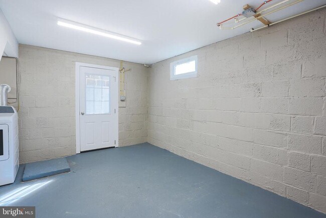 Building Photo - 21411 Montgomery Ave