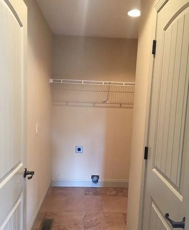 Building Photo - Fresh New Look - 4BR 21/2 Bath