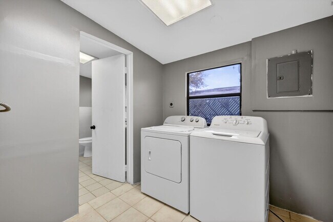 Building Photo - 501 Emil Ave