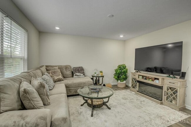 Building Photo - 111 River Hts Dr