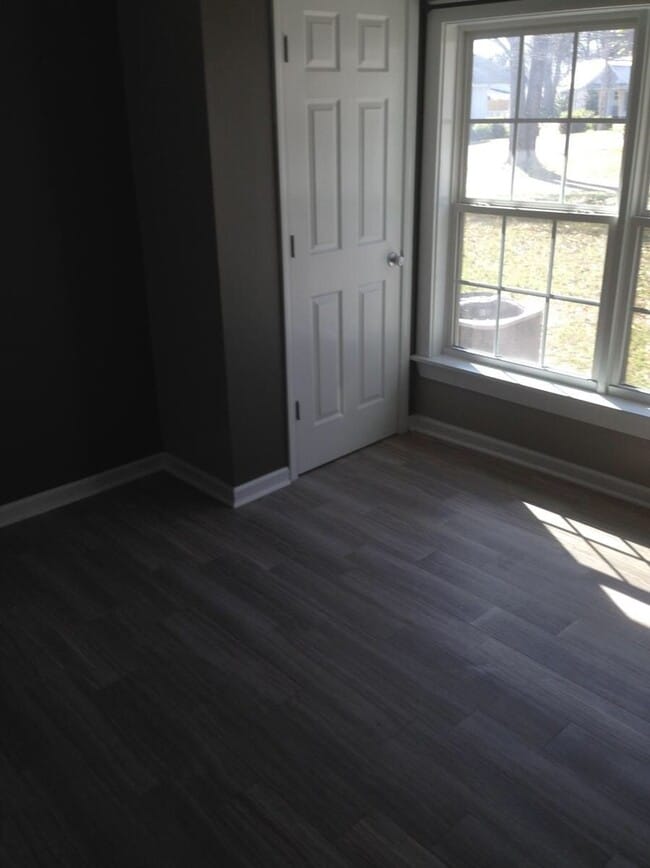 Building Photo - 2 bedroom 1 bathroom home located in Glenn...