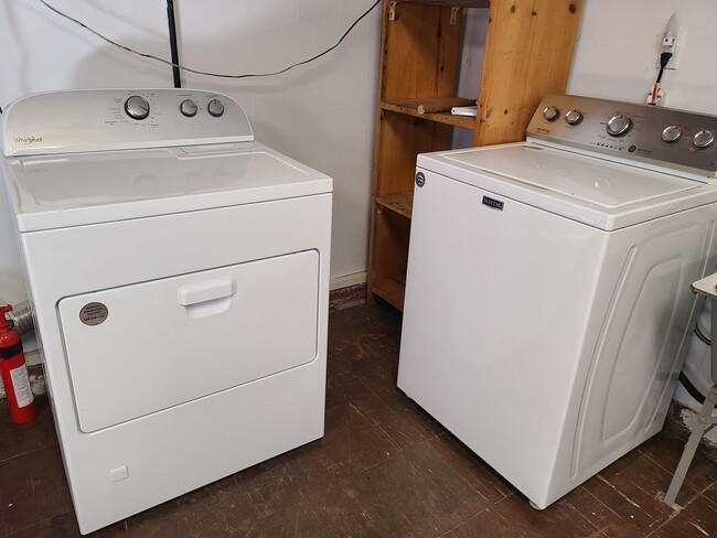 Building Photo - Spacious 4 bed 2 bath + 2 car garage & lar...