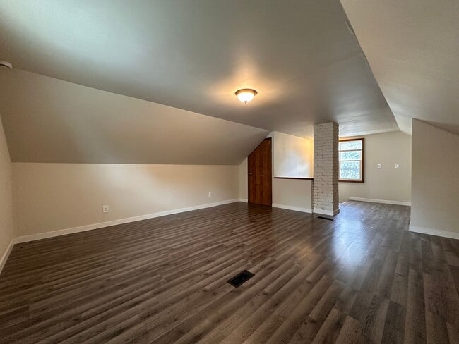 Building Photo - Recently Renovated Single Family Home Avai...