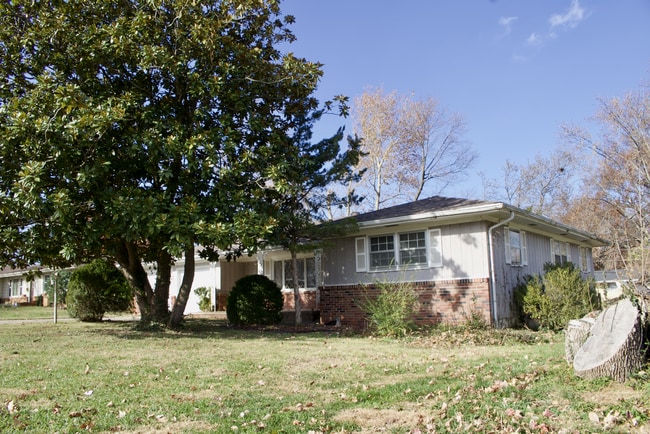 Building Photo - 3 bedroom & 2 bathroom home