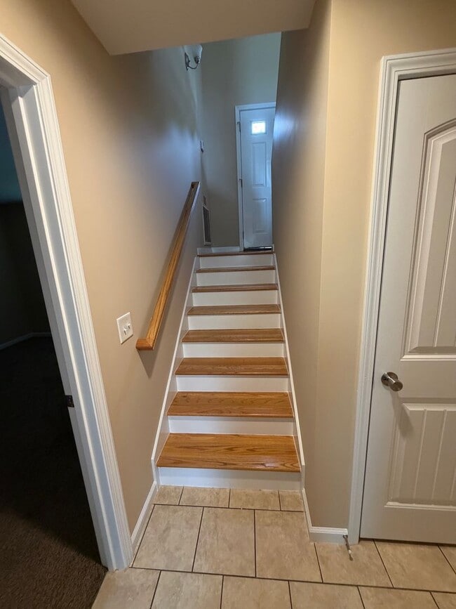 Building Photo - 2 Bedroom / 2 Bath Johnson City, TN 37604