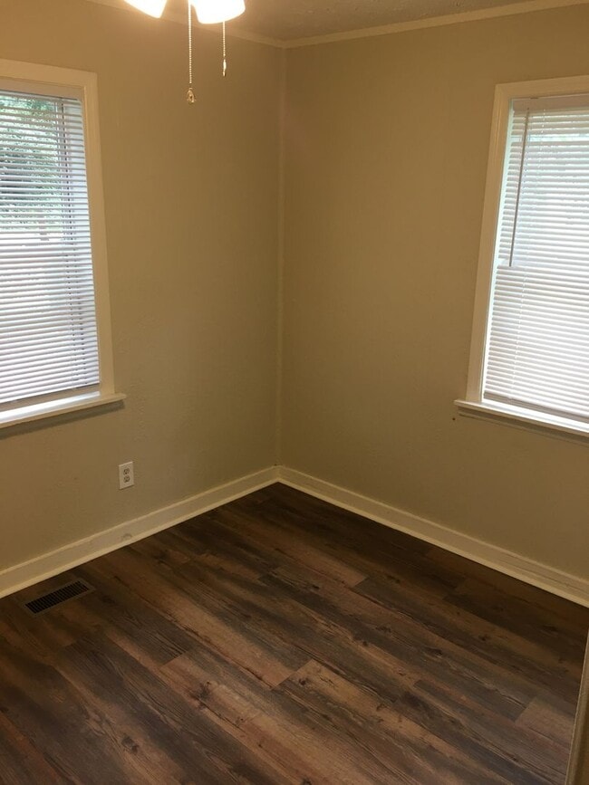 Building Photo - 2/1 House in North Rome $900