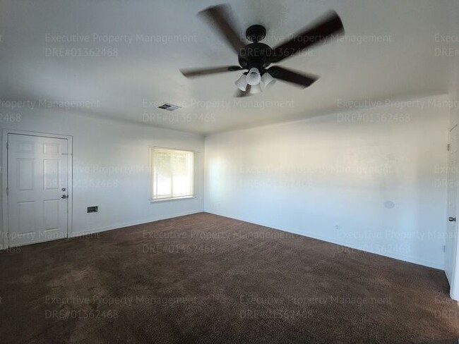 Building Photo - Move in ready. 3 bedrooms/ 1.5 bath, yard,...