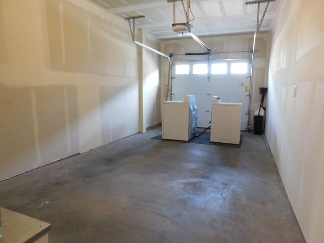 Building Photo - Modern Energy Star Condo