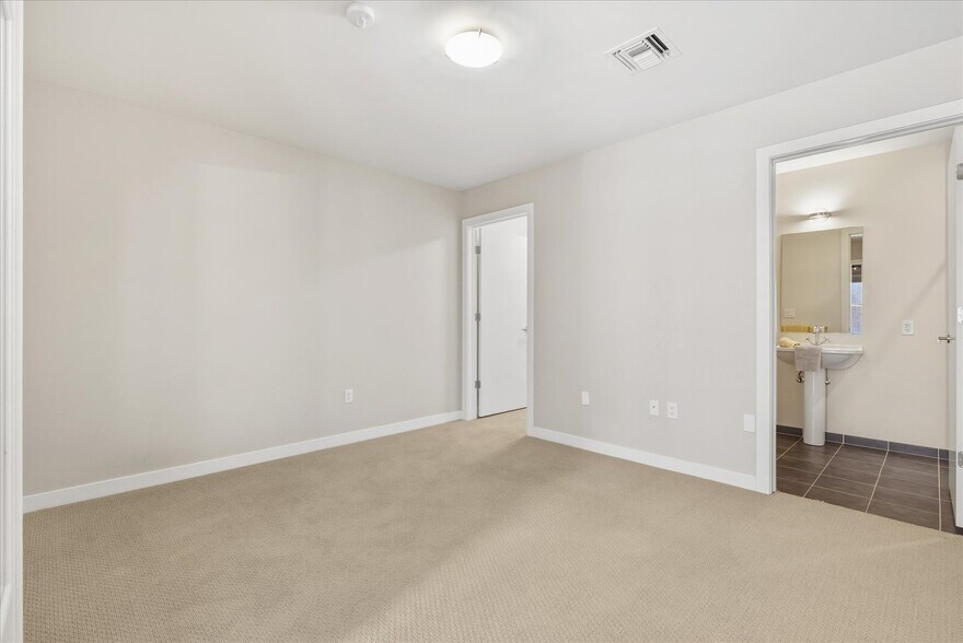 Secondary Primary Suite - 410 Acoma St