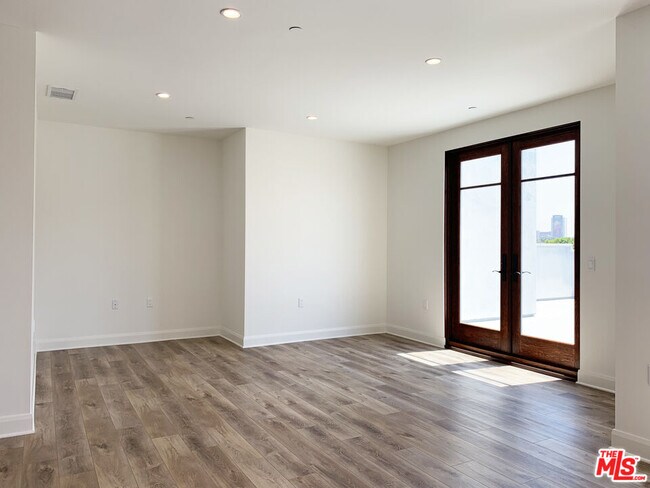 Building Photo - 859 S Lucerne Blvd