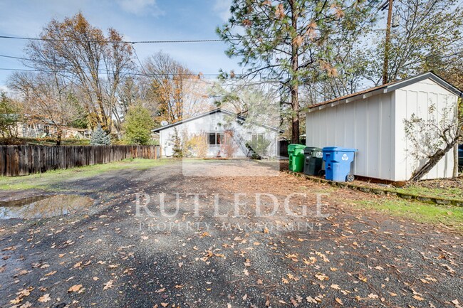 Building Photo - 3 Bedroom / 3 Bath Home Available in the Heart of Shady Cove!