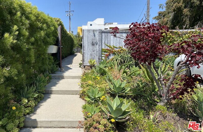 Building Photo - 1819 Euclid St