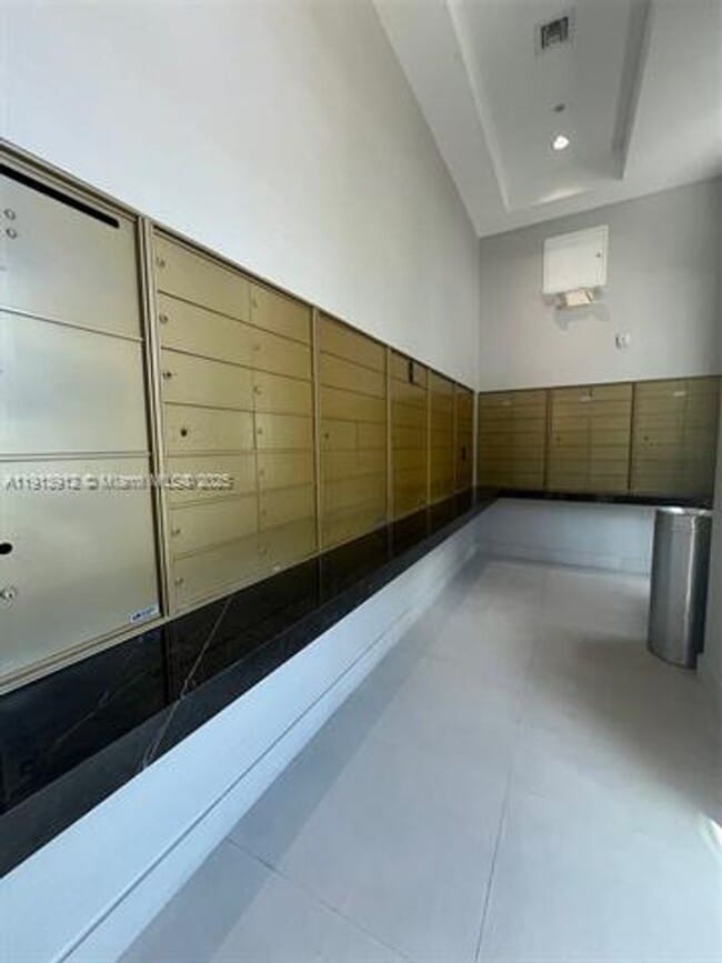 Building Photo - 7910 Harbor Island Dr