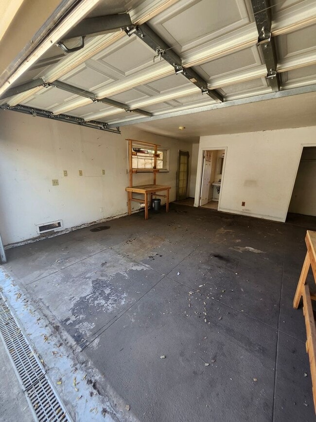 Building Photo - Charming Colonial-Style 2-Bedroom Home in ...