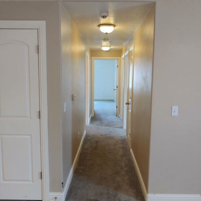 Building Photo - Nice main floor 3 BR 2 BTH Condo in awesome PG location