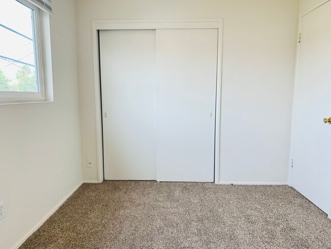 Building Photo - 2BD/1BA UPSTAIRS APARTMENT IN PACIFIC BEAC...