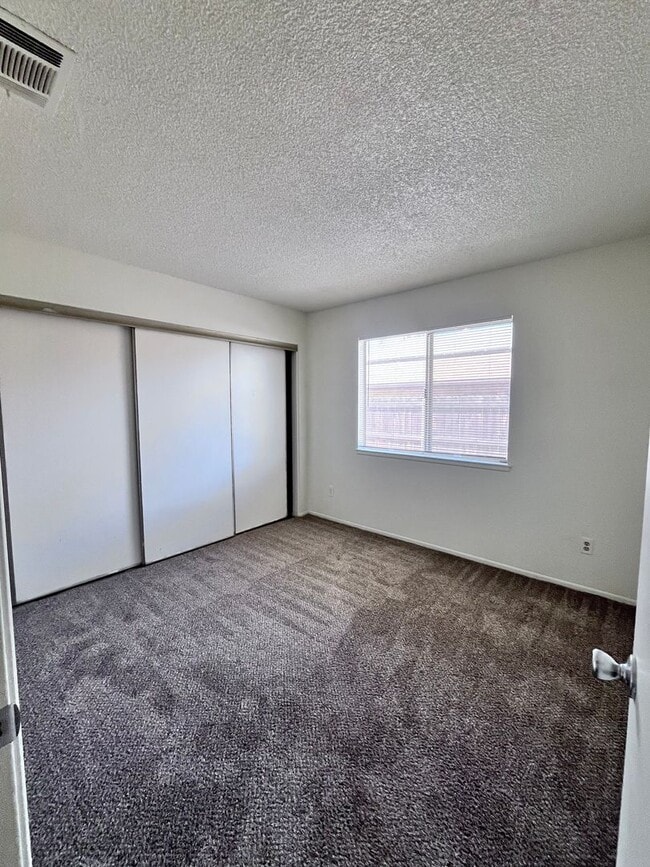 Building Photo - North Redlands Home with NEW Paint & Carpet