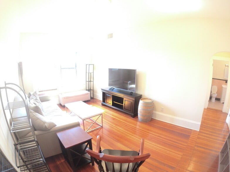 Building Photo - 1463 Beacon St