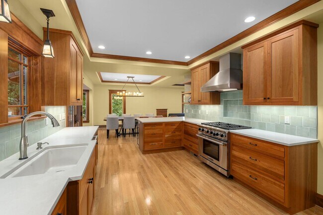 Building Photo - Beautiful 3 bedroom home in Lake Oswego!