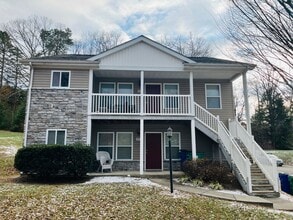 Building Photo - 3 Bedroom 3 Bathroom Duplex