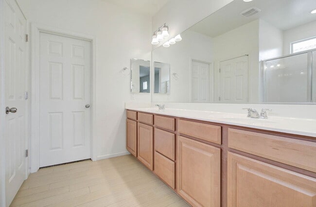 Building Photo - 1106 E Regent Dr