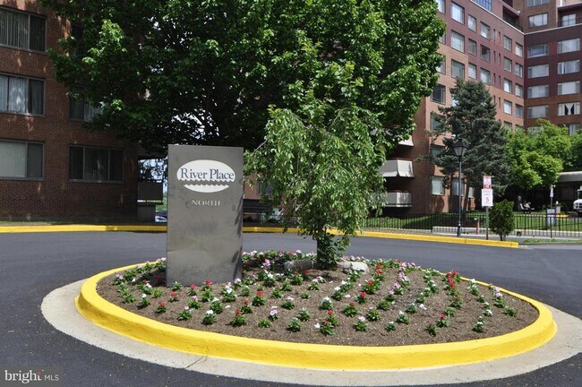 Building Photo - 1121 Arlington Blvd