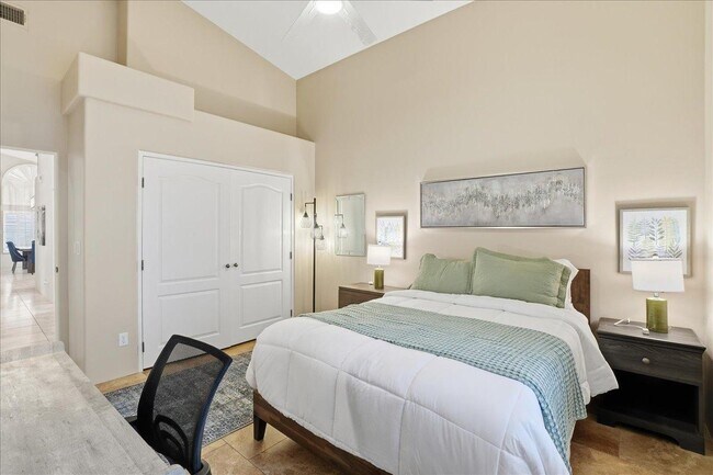 Building Photo - 1909 E Coral Tree Dr