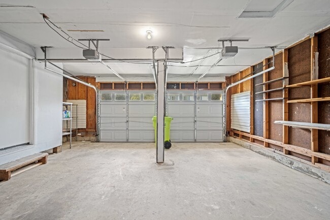 Building Photo - Discover Your Dream Home: Modern Comfort M...