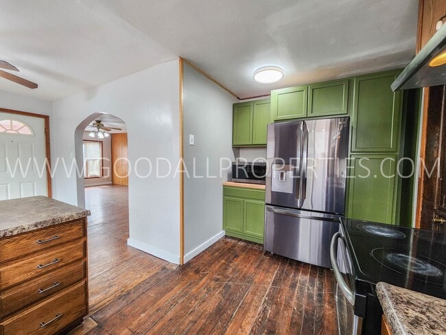 Building Photo - 4-Bedroom Home in Des Moines with Detached 2-Car Garage