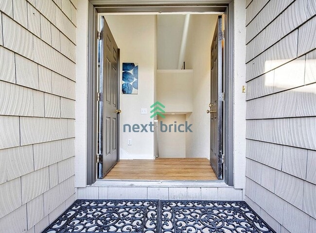 Building Photo - 2 Bed and 1.5 Bath Stunning Townhome is Available for Rent!