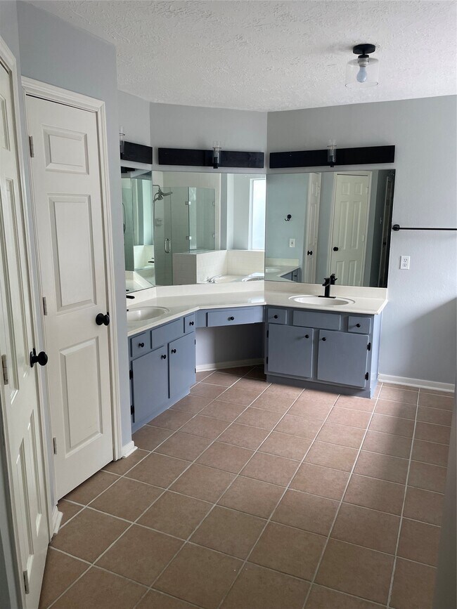 Building Photo - 11115 Winspring Dr