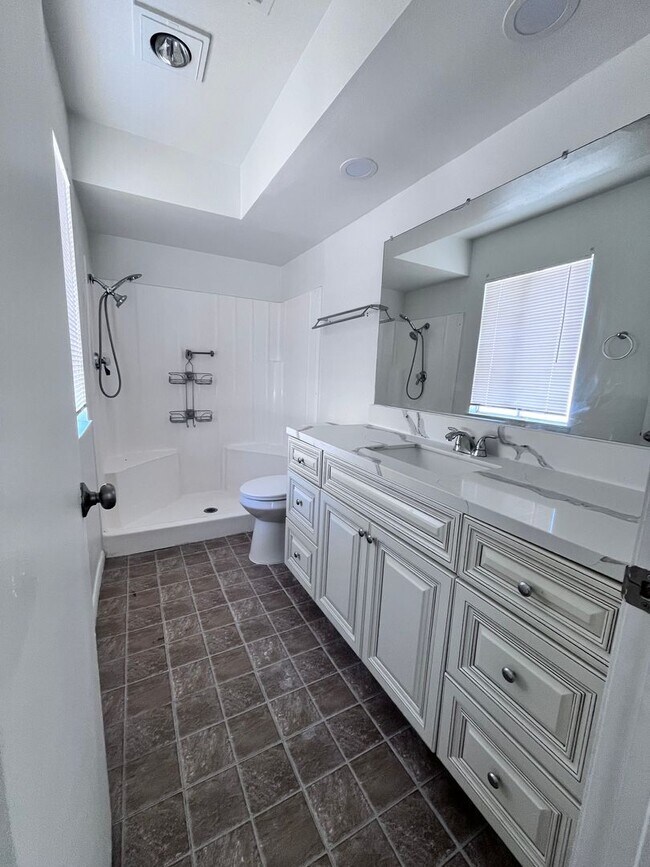 Building Photo - North Redlands Home with NEW Paint & Carpet