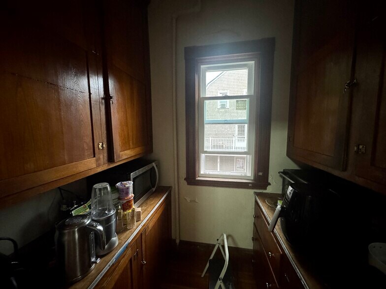 Building Photo - 195 College Ave