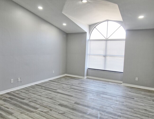 Building Photo - New Remodel! Gorgeous 2 Bedroom Condo! Amazing Location!