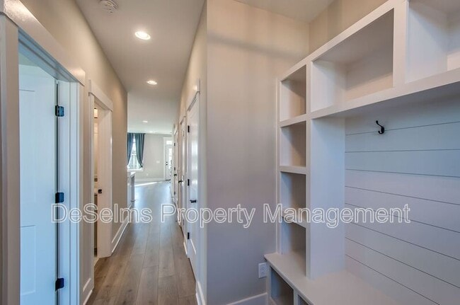 Building Photo - 2061 Oakwood Avenue
