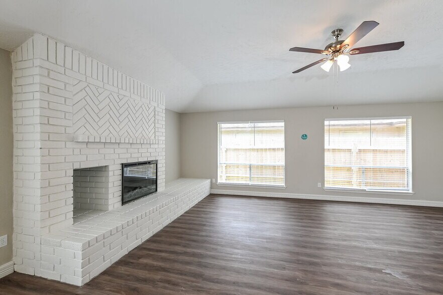 Building Photo - 2823 Woodhall Ct