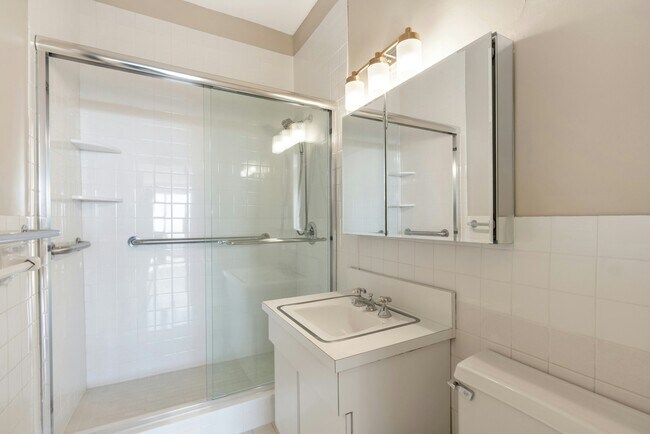 Building Photo - 2000 Linwood Ave