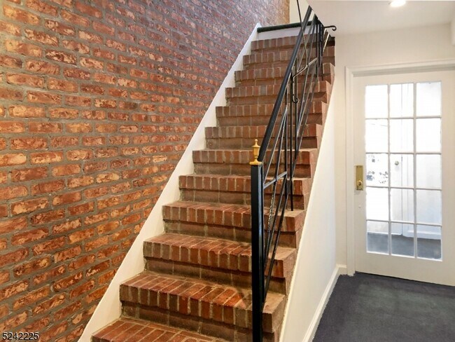 Building Photo - 378 Claremont Ave