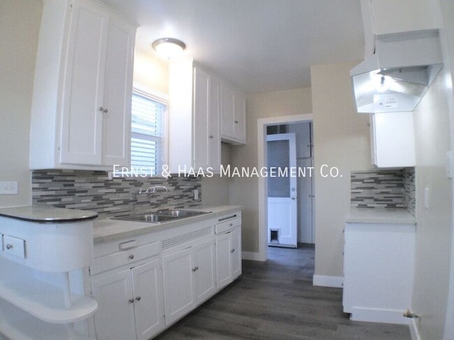 Building Photo - 215 E Scott St