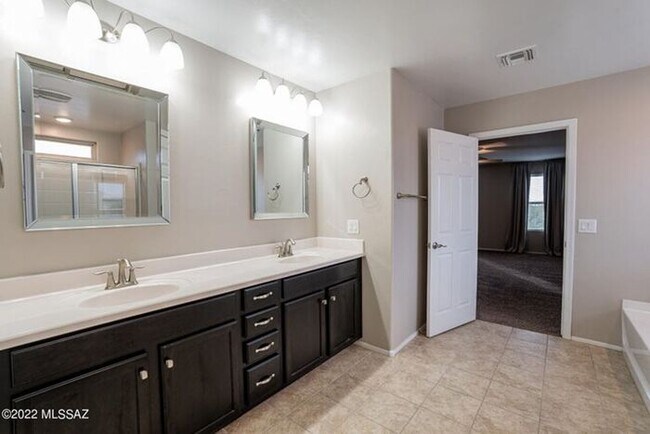 Building Photo - 9848 N Howling Wolf Rd