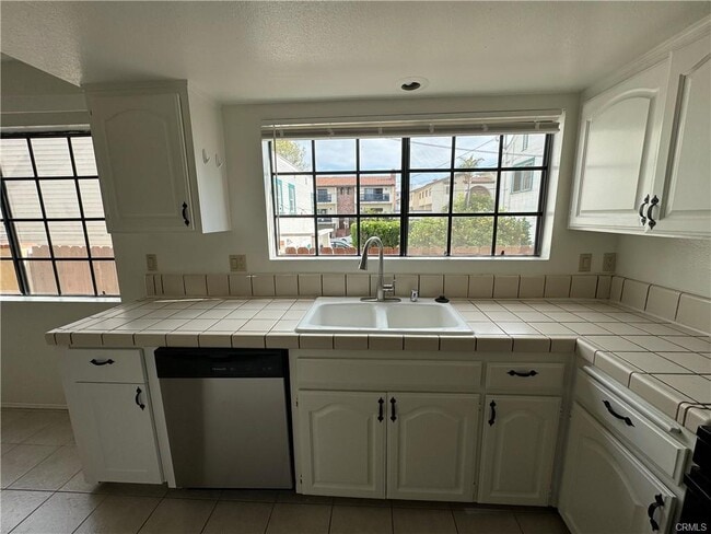 Building Photo - 526 S Catalina Ave