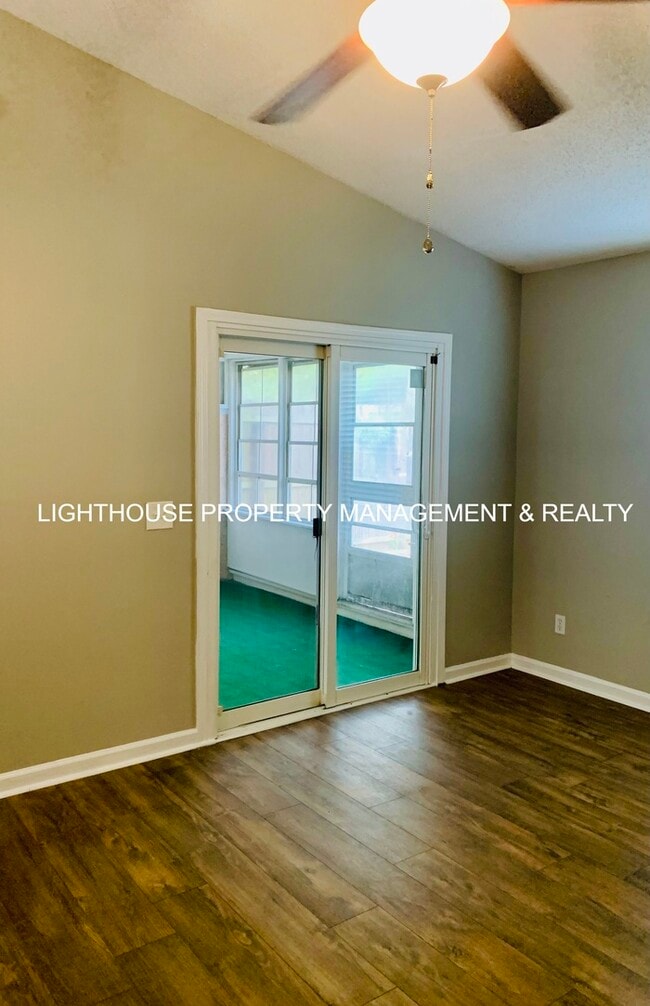 Building Photo - 2 Bed/2 Bath Single Story Townhome with At...