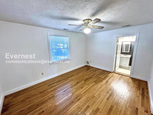 Building Photo - 2 Bed/2 Bath Home with Laundry Hookups / A...