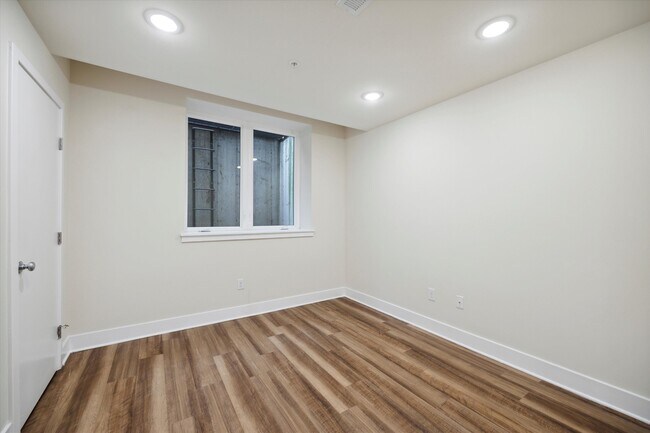 Building Photo - 1519 N Sydenham St