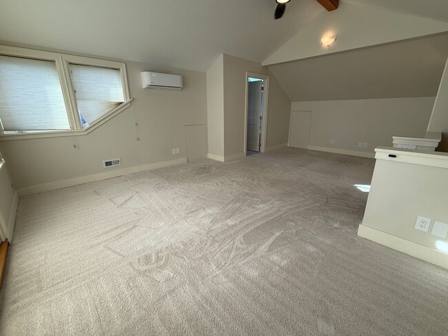 Building Photo - 3BR Tudor Home 1/2 Block from Greenlake!