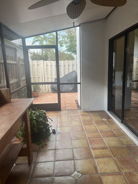 Building Photo - 840 Meadowland Dr