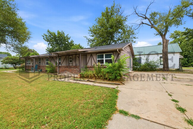 Building Photo - 903 E Osie St